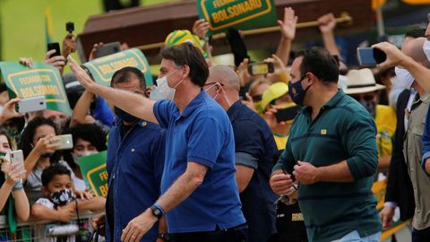 Bolsonaro se puso la mascarilla para acudir a la manifestación