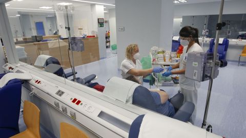 Dos enfermeras administrando el tratamiento oncolgico a un paciente