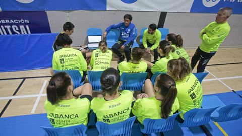 Ramiro Díaz, durante una charla al equipo en un entrenamiento de esta temporada