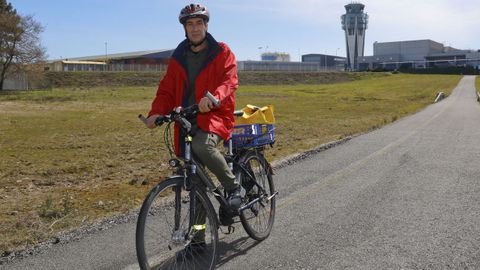 Juan Carlos Maoso, vecino de Santiago desde 1992, acude en bici a su puesto en la oficina meteorolgica del aeropuerto. Empec por razones fsicas y de medio ambiente, apunta en el carril para ciclistas que parte de la terminal. Si no fuera por mi mujer, venda el coche, sostiene
