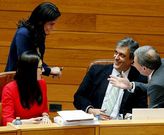Prado (de pie), hablando con Puy (sentado a la derecha) en un pleno del Parlamento.