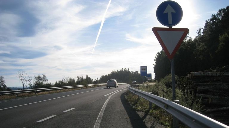 La carretera LU-540, a su paso por A Armada, en el límite entre Muras y Xermade.