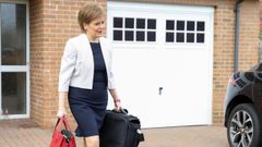 La ministra principal de Escocia, Nicola Sturgeon, a su salida este lunes de su casa en Glasgow