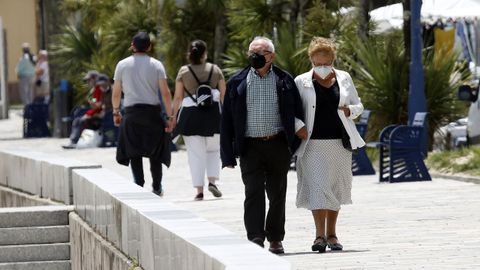 Imagen de gente paseando por el paseo de Os Areos de A Pobra, concello donde se ha originado un nuevo brote de covid