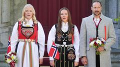 Mette-Marit, la princesa Ingrid Alexandra y el prncipe Haakon de Noruega, conmemorando el da de la Constitucin