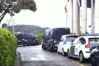 Dos veh�culos de antidisturbios permanecen ante el edificio de A Parda