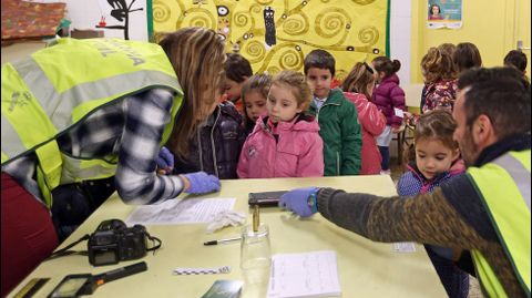 Alumnos del colegio Castelao aprenden el funcionamiento de la Guardia Civil