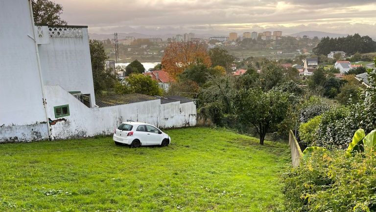 Las curvas que mantienen en vilo a los vecinos de Ferrol: «En mi finca cayeron seis coches»