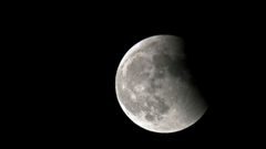 La luna durante el eclipse lunar que se pudo ver en Galicia en el 2011