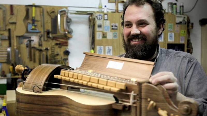 Bienes gallegos en estado de abandono.La casa pr�ximo al molino del Toleiro, izquierda, ser� de las primerase en ser derribada