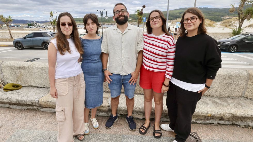 J�venes impulsores del Cineclube Portoz�s, ayer en Laxe 