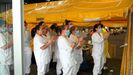 Personal sanitario celebra el primer alta en el hospital de campaa de IFEMA, operativo desde el sbado con ms de 3.000 camas