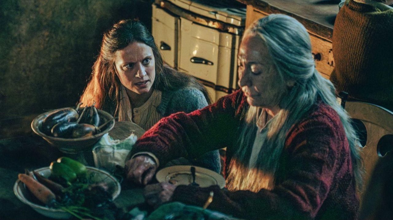 Michelle Jenner y Luisa Gavasa, en una escena del filme.