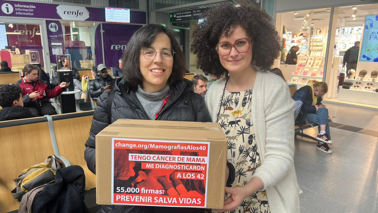 Mar&iacute;a Varela y Esther Taboada, en la estaci&oacute;n de tren de Santiago, antes de dirigirse a Madrid para presentar en Sanidad firmas para adelantar las mamograf&iacute;as a los 40 a&ntilde;os
