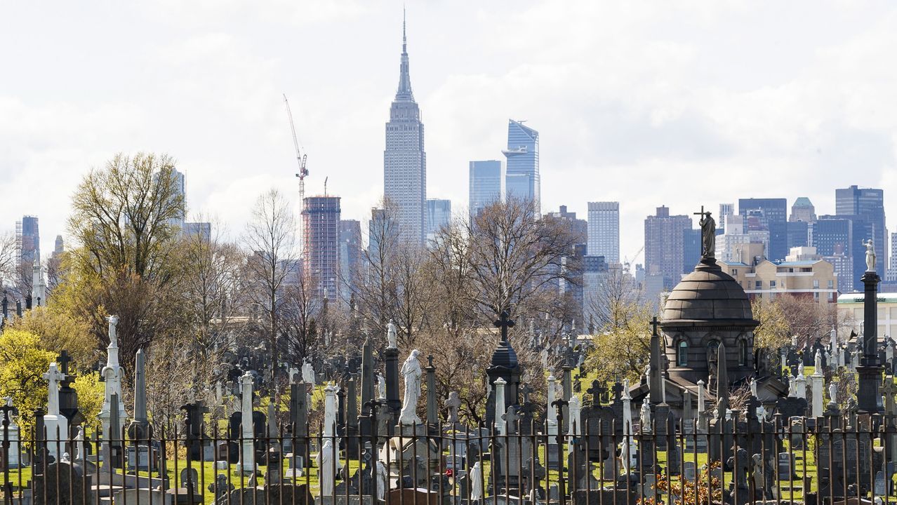 Los camioneros de Castrill�n animan el confinamiento a ritmo de claxon.Exterior del hospital ingl�s en cuya uci estuvo Boris Johnson