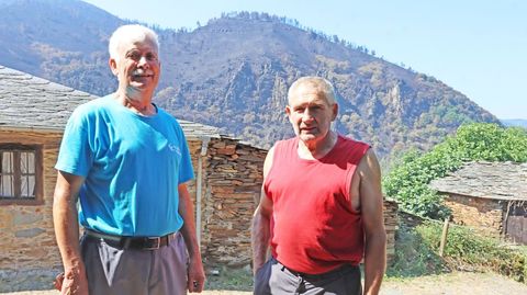 Pepe de Lázaro, a la izquierda, con Evaristo Méndez en la aldea de Froxán