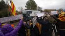 Manifestantes muestran su apoyo a la salida de la prisión de Brians a los nueve presos independentistas que son trasladados en un autobús de la Guardia Civil a Madrid