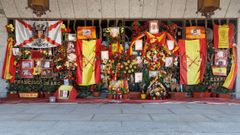 Flores y banderas a la entrada de la tumba de Franco en El Pardo-Mingorrubio.