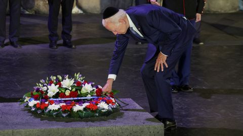 Biden, durante una ofrenda floral en el Museo de la Historia del Holocausto