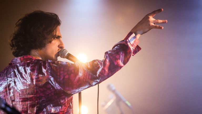 El cantante de Arde Bogotá, Antonio García, durante una actuación de Vibra Mahou en la sala Estilo de Oviedo.