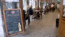 -Un hombre toma un café en el interior de un bar de Gijón