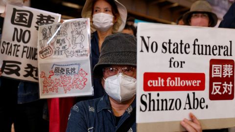 Grupos de manifestantes se concentraron este martes en Tokio contra el funeral de Estado por Shinzo Abe