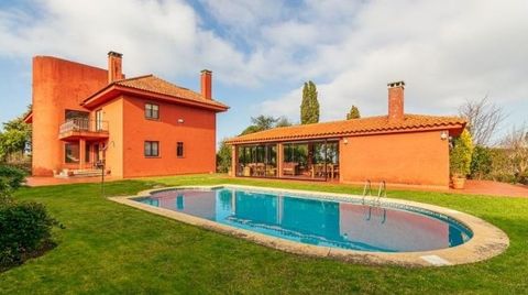 Chal a la venta en Cabo Estai (Vigo) por 1.100.000 euros. Superficie de 899 metros cuadrados, piscina y situado a dos calles de la playa