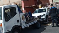 Retirada al depsito municipal de un coche sin seguro estacionado delante de un vado en Combarro