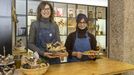 Ana y Esther se encargaron en estos primeros días de la venta de los dulces de Primicias Raíña en la Praza de Abastos de Santiago.