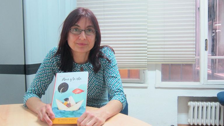 Mónica Rodríguez con uno de sus libros, «Alma y la isla»