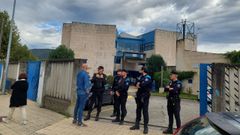 Agents de Polica a las puertas del IES Julio Prieto Nespereira, el da del accidente