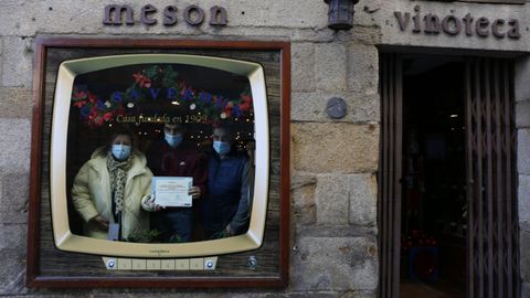 La concejala de Promocin Econmica de Pontevedra, Yoya Blanco (PSOE), entreg a Casa Verdn el diploma como ganador del Concurso de Escaparates de Nadal
