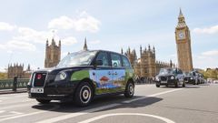 Taxi de Londres con la campaña publicitaria de Asturias