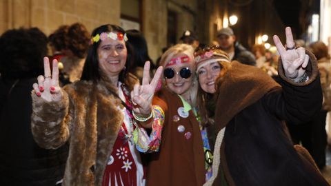 Unas hippies muy pacficas en la noche de comadres de Ourense.