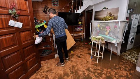Los vecinos de Sada se afanaban esta maana en la limpieza de sus casas y locales despus de las inundaciones de ayer.