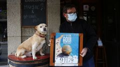 El propietario del bar La Bodeguilla, Claudio Massoni, con su perro Remo, en Caldas
