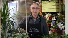 Julio Pérez, presidente de la Asociación de Placeras y Placeros del Mercado Municipal de Pontedeume, rodeado de flores y plantas, en su puesto