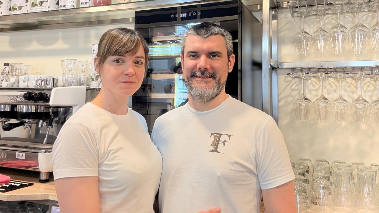 Una pareja de A Coruña abre en Oviedo una cafetería-librería: «Queremos que la gente cuando venga piense en volver»
