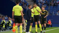 El rbitro Moreno Aragn le da explicaciones a Carrin durante el Espanyol-Oviedo