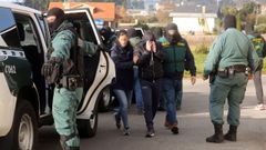 Juan Carlos Vzquez, uno de los detenidos en la operacin contra el narcotrfico en Galicia, rodeado de agentes.