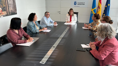 La vicepresidenta del Principado de Asturias, Gimena Llamedo, reunida con familiares de v�ctimas de accidentes laborales.
