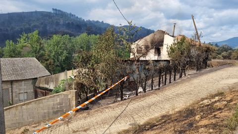 Casas afectadas por el fuego en A Veiga de Cascallá, en el concello valdeorrés de Rubiá