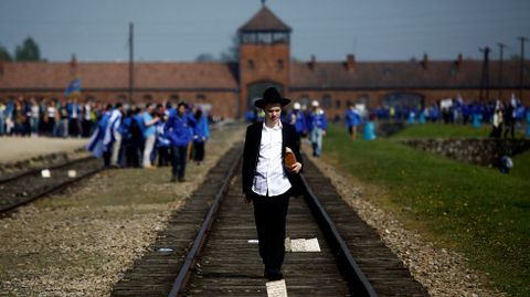 Un hombre judo camina en las inmediaciones de Auschwitz en homenaje a las vctimas del Holocausto
