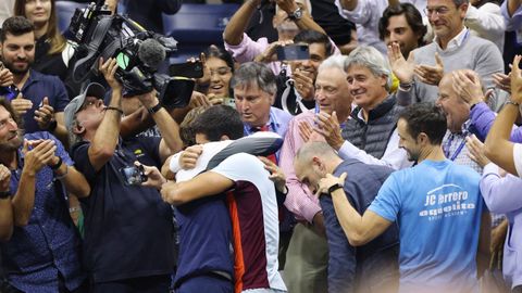 Alcaraz celebra el triunfo con Ferrero, su entrenador