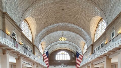 Cubierta de Guastavino en el Registry Room o Great Hall de Ellis Island, Nueva York, donde los inmigrantes pasaban los exámenes médicos y legales