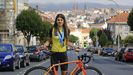 La ciclista compostelana Alejandra Neira muestra los trofeos y medallas más importantes conseguidos hasta ahora.