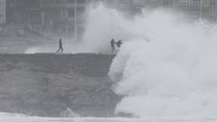 Jóvenes de A Coruña, a punto de ser engullidos por el mar.