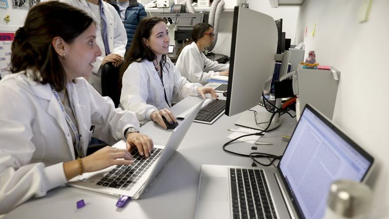 Los nuevos investigadores predoctorales y posdoctorales con contratos de la Xunta cobrarán hasta 2.550 euros brutos al mes