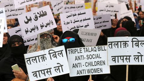 Varias mujeres musulmanas indias sostienen pancartas contra la ley que prohbe una modalidad de divorcio en Nueva Delhi