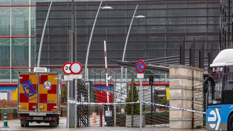 Una ambulancia entra en los accesos del recinto ferial de Madrid, convertido en hospital.